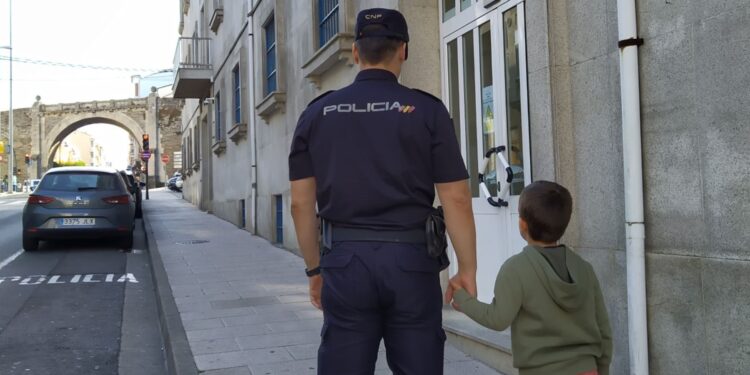 Policía acompaña a un menor de edad - Fuente de archivo: Policía Nacional
