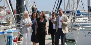 La Junta de Andalucía continúa el dragado del puerto de Rota y el refuerzo de sus playas