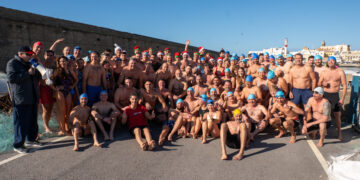 Rota despide el año con éxito en la XVIII Travesía a Nado Pedro Machuca