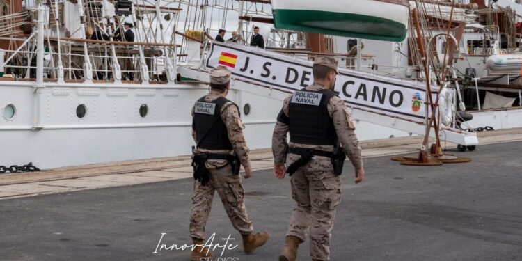 Policía Naval custodiando el acceso del Juan Sebastian de Elcano - Innovarte
