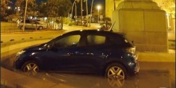 Un conductor empotra su coche en la fuente de la Virgen del Rosario en Rota