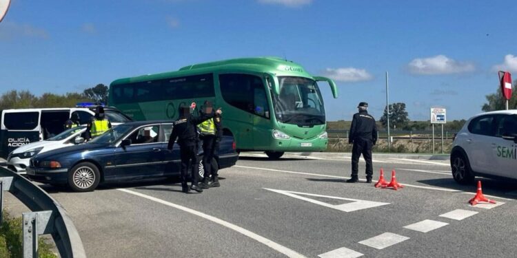Control de Policía Nacional en la entrada de Rota