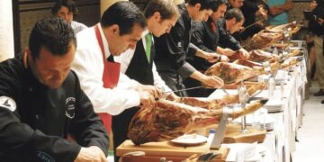 41 establecimientos de Chipiona se suman a ‘La boda de Don Jamón y Doña Gamba’