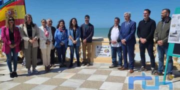 Chipiona honra a Diego Montalbán con un mirador en la playa de Regla