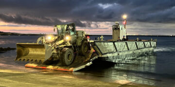 Rota acoge un espectacular desembarco anfibio nocturno de la Armada española