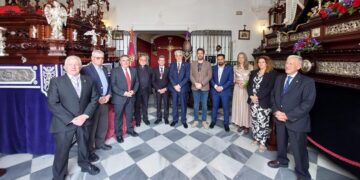 El alcalde de Chipiona entrega el bastón de mando al Cristo de las Misericordias