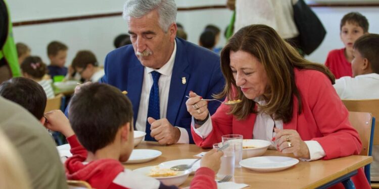 María del Carmen Castillo prueba el comedor del colegio Los Argonautas de Chipiona