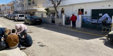 Jóvenes cofrades preparan una petalada por el 25 aniversario del Resucitado de Rota