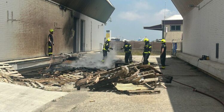Bomberos actúan en un incendio en la nave de la ITV de Chipiona