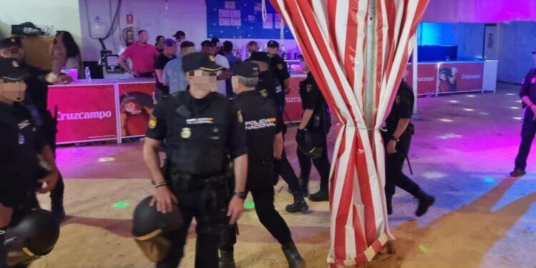 Dispositivo policial en la Feria de Primavera de Rota - Foto de archivo
