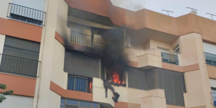 Incendio de una vivienda en calle calvario de Rota