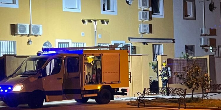 Incendio en una vivienda de la calle Orfeon Virgen de la Escalera de Rota