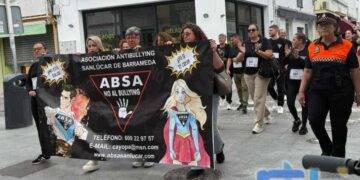 Chipiona se moviliza contra el acoso escolar con una multitudinaria marcha solidaria