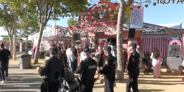 Policía Nacional en la Feria de Primavera de Rota