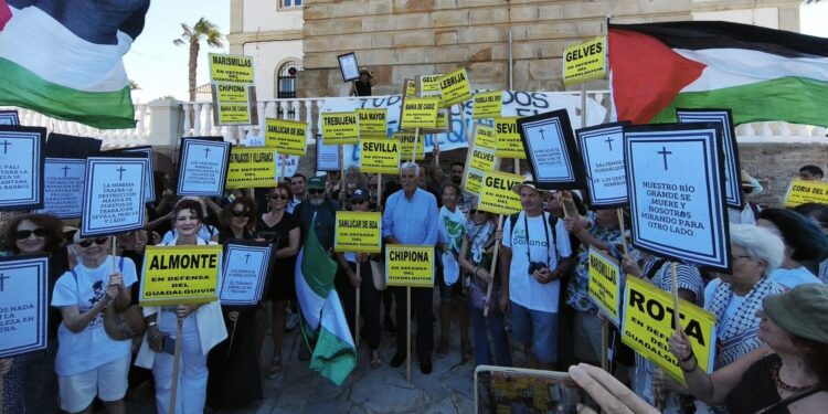 Concentración Salvemos el Guadalquivir en Chipiona