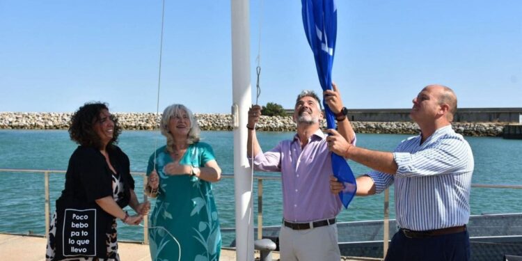Izado de la bandera azul en el muelle de Rota