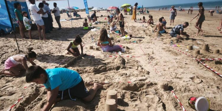 Participantes en el concurso de castillos de arena de Chipiona