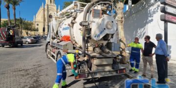 Chipiona inicia la limpieza de imbornales para prevenir inundaciones en septiembre