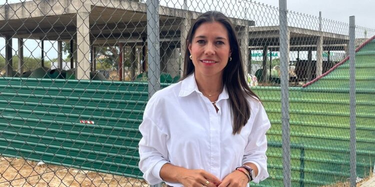 Auxiliadora Izquierdo junto al nuevo Centro de Salud de Rota
