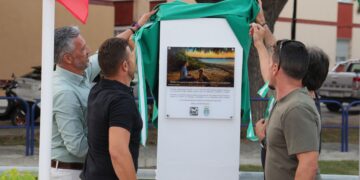 Rota homenajea a Isaac Gómez con un azulejo en el paseo del Rompidillo