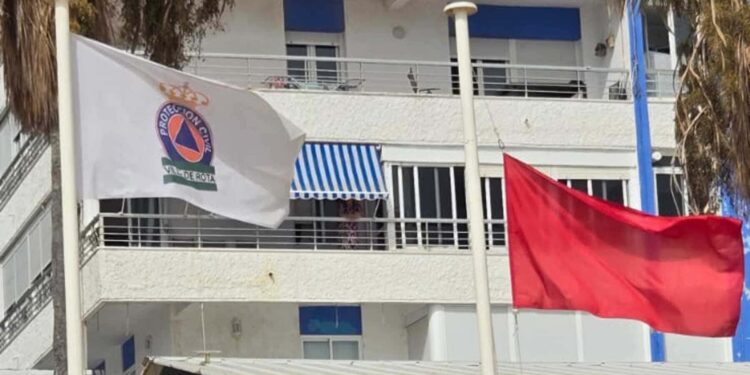 Bandera roja en las playas de Rota