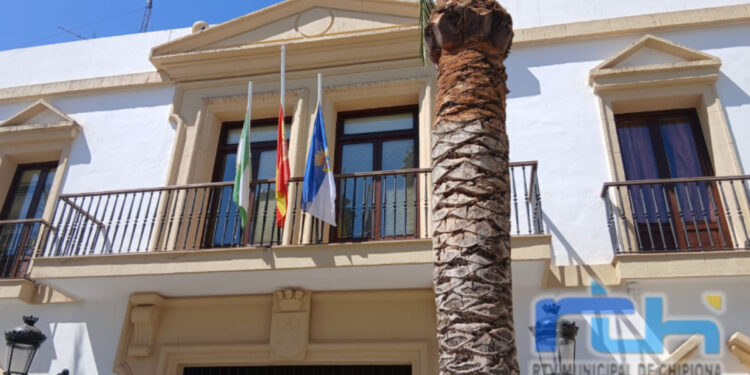 Banderas del Ayuntamiento de Chipiona a media asta