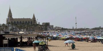 Chipiona cierra un puente con el lleno turístico