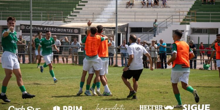 Celebración del segundo gol del CD Rota