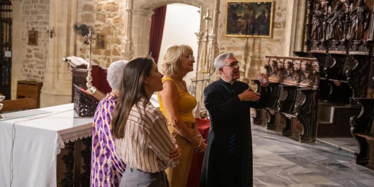 Parlamentarias del Partido Popular en la visita a la Iglesia de la O de Rota