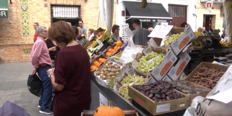 Chipiona celebra ‘Santos y Calabazas’ con música y diversión en la Plaza de Abastos