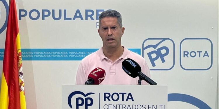 Daniel Cros, concejal del Partido Popular de Rota, durante una rueda de prensa