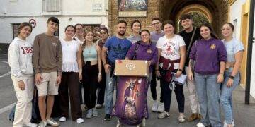 Jóvenes de la Hermandad del Nazareno de Rota