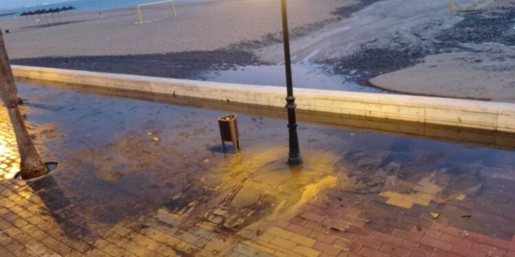 Vertido de agua en la playa de la Costilla de Rota