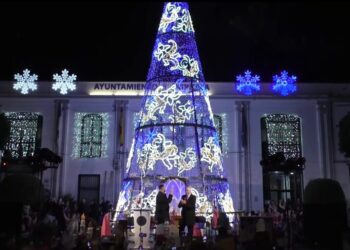 Chipiona enciende la Navidad con un multitudinario arranque festivo