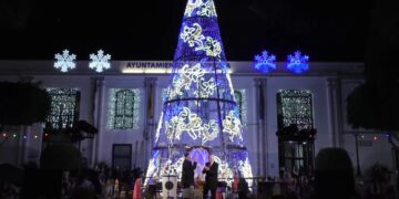 Chipiona enciende la Navidad con un multitudinario arranque festivo