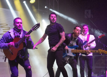 Antoñito Molina da inicio a la Navidad en Rota con una plaza abarrotada