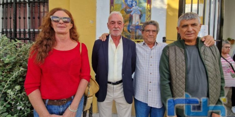 Una cerámica de San José cedida por Diego Montalbán luce desde ayer en la fachada de cementerio municipal