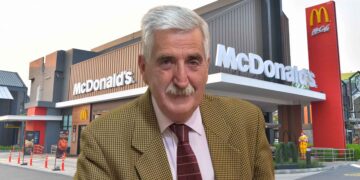 Comunicado de Luis Mario Aparcero sobre el interés de McDonald's de instalarse en Chipiona | Imagen creada con fotografías de recursos