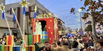 Rota se llena de ilusión con el Pasacalles de la Estrella de la Ilusión