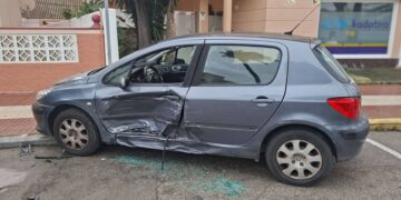 Buscan en Rota un Volkswagen Polo tras un grave accidente con fuga en la Avenida de la Marina