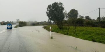 La borrasca Francis activa avisos por lluvias y provoca cortes de carreteras en Rota