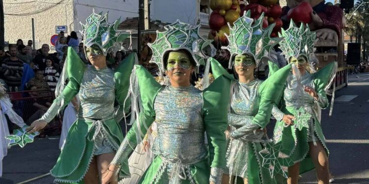 Chipiona pone el broche al Carnaval 2026 con una cabalgata multitudinaria