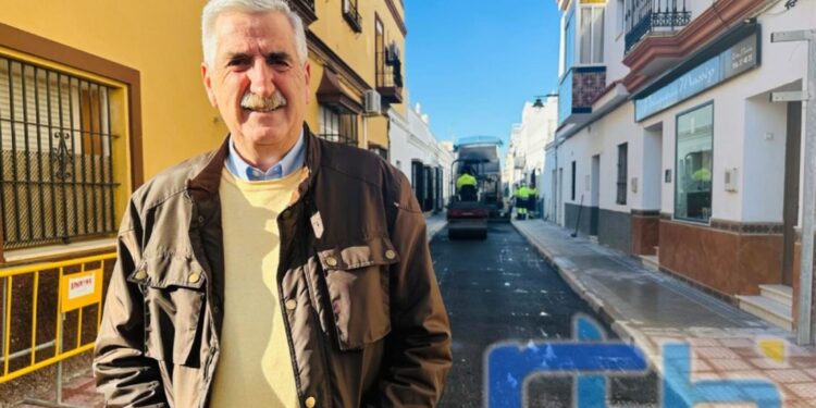 Luis Mario Aparcero visita los trabajos de mejora en vías públicas de Chipiona