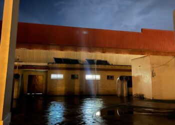 El temporal provoca el desprendimiento de una placa solar en el pabellón Villalba de Rota