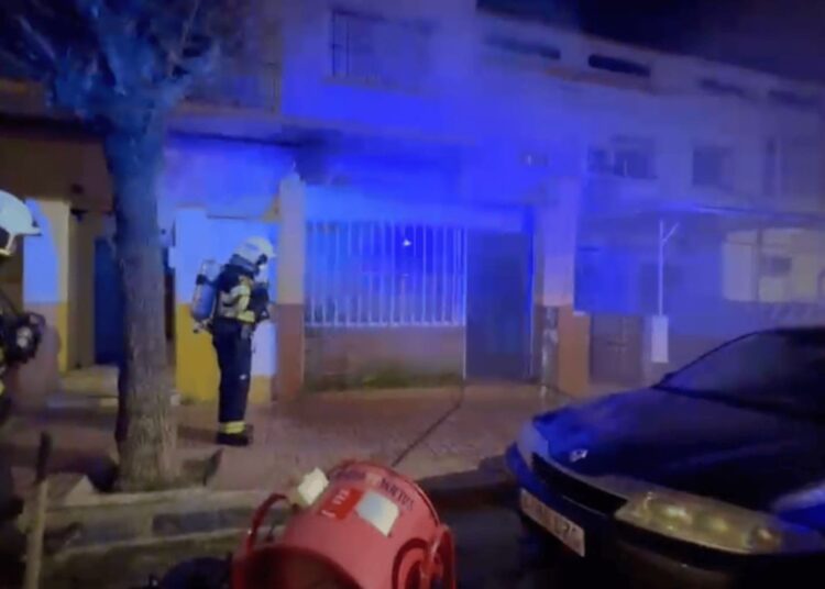 Aparatoso incendio en un almacén de Rota en la avenida San Fernando sin heridos