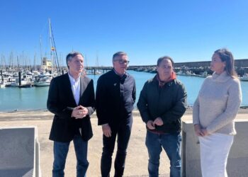 La crisis del sector pesquero centra la visita de Vox a Rota