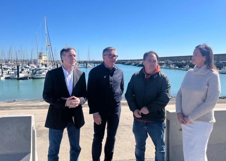 La crisis del sector pesquero centra la visita de Vox a Rota